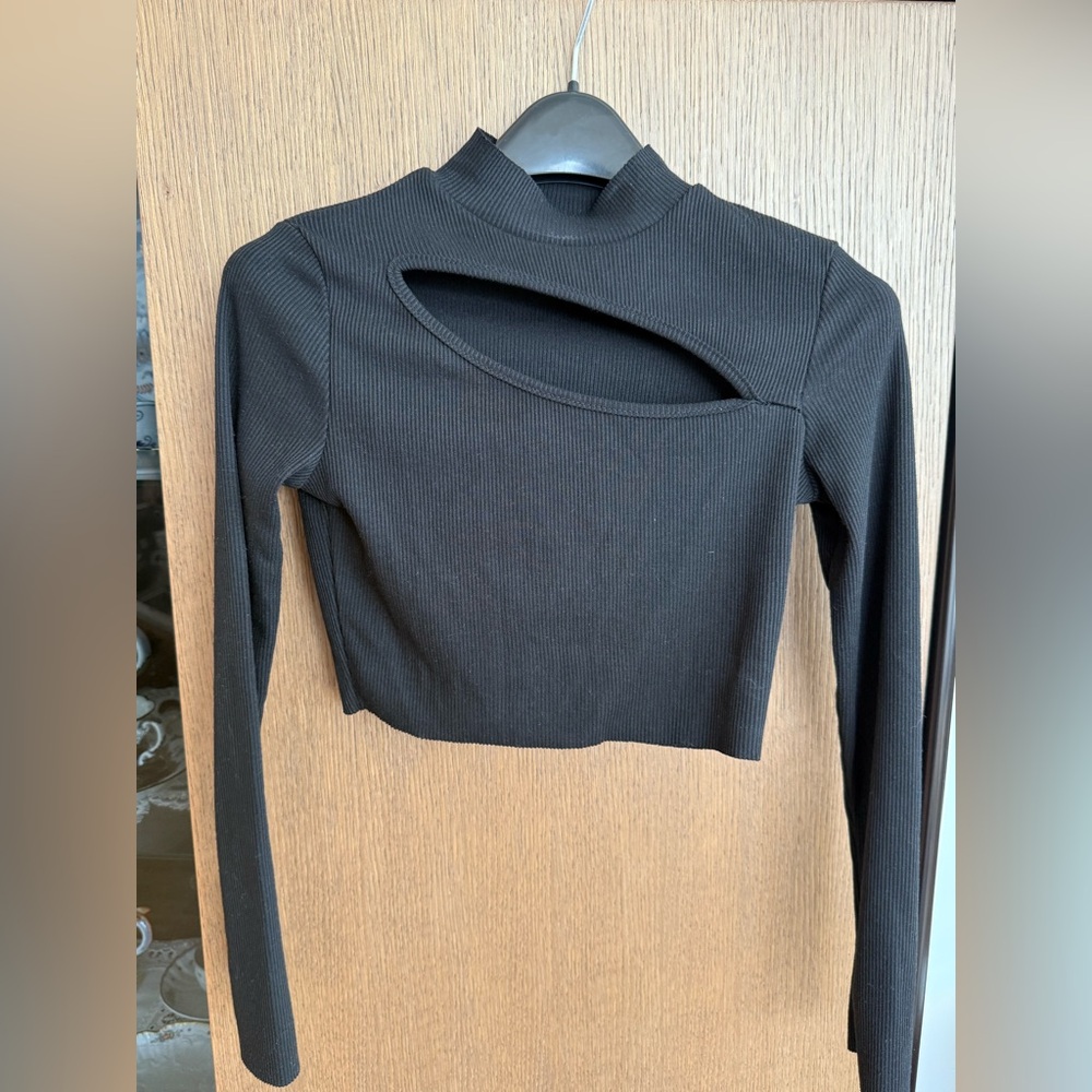 BLACK MOCK NECK GOING OUT TOP